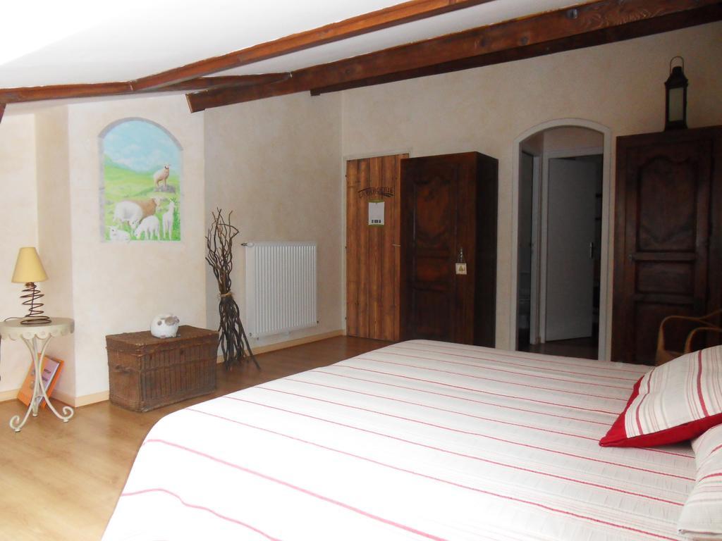 L'Estapade Des Tourelons Bed & Breakfast Saint-Jean-en-Royans Rom bilde